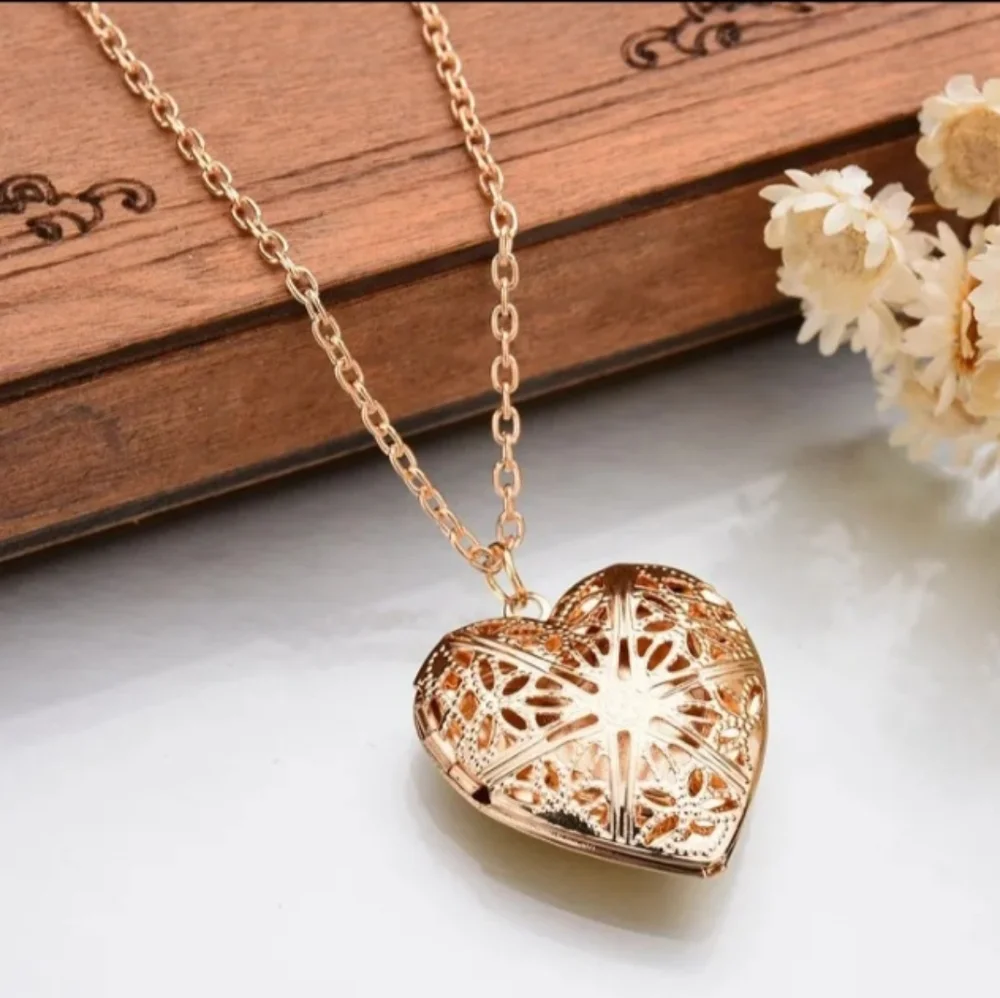 Heart locket Necklace - Picture 1 of 8